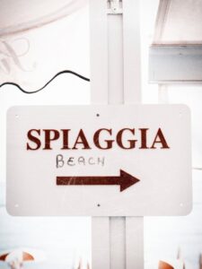 Spiaggia to. the right.