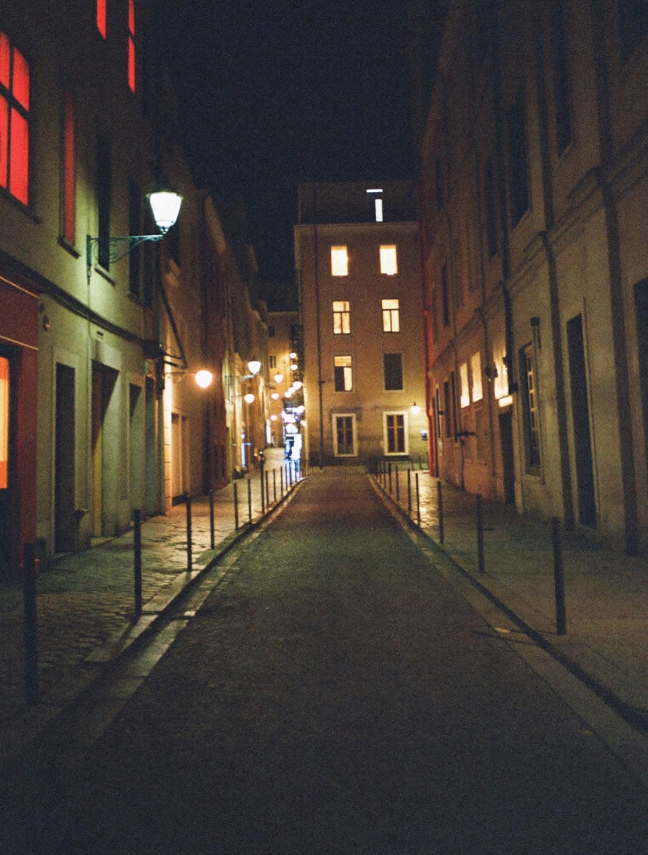 A quiet lamplit Rome lane at night
